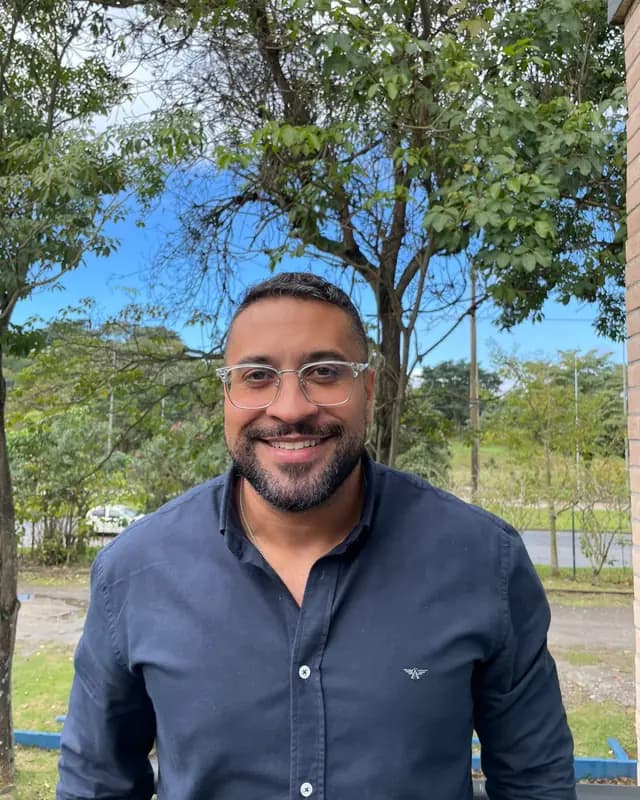 Gabriel Chilleli — Especialista em Comunicação e Marketing